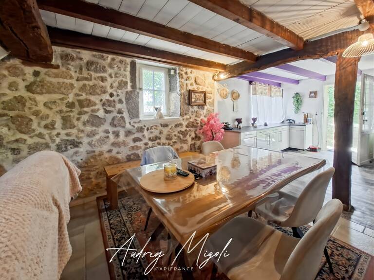 Maison en pierre au cœur de la nature, 109m², 3 chambres, garage et grande dépendance, au bord d'une rivière, terrain 1 hectare — photo 1
