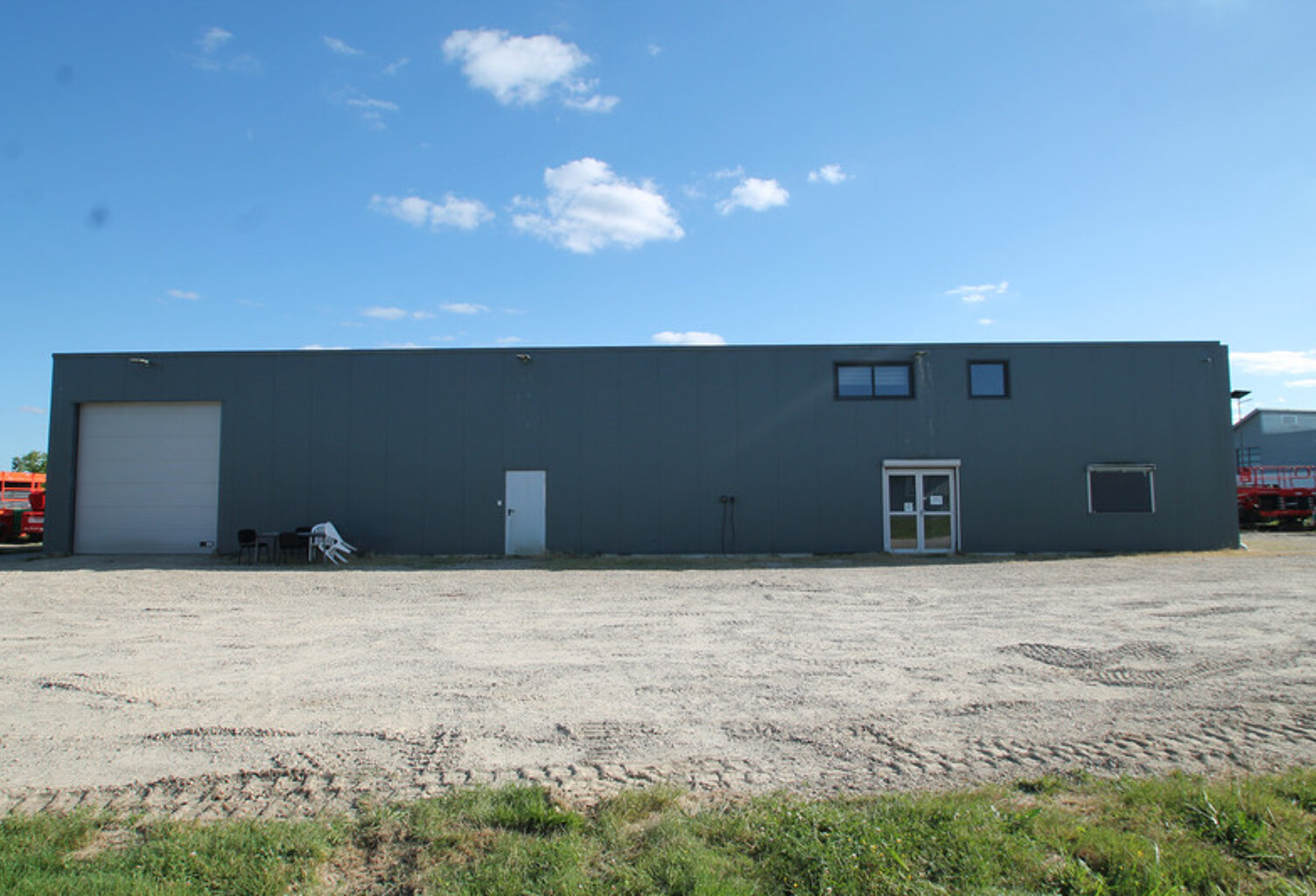 À VENDRE – Bâtiment Professionnel Récent de 550 m² – Damazan (ZAE)- Terrain 3064m² — photo 1