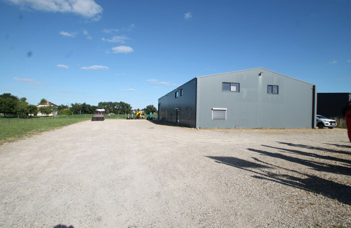 À VENDRE – Bâtiment Professionnel Récent de 550 m² – Damazan (ZAE)- Terrain 3064m² — photo 2
