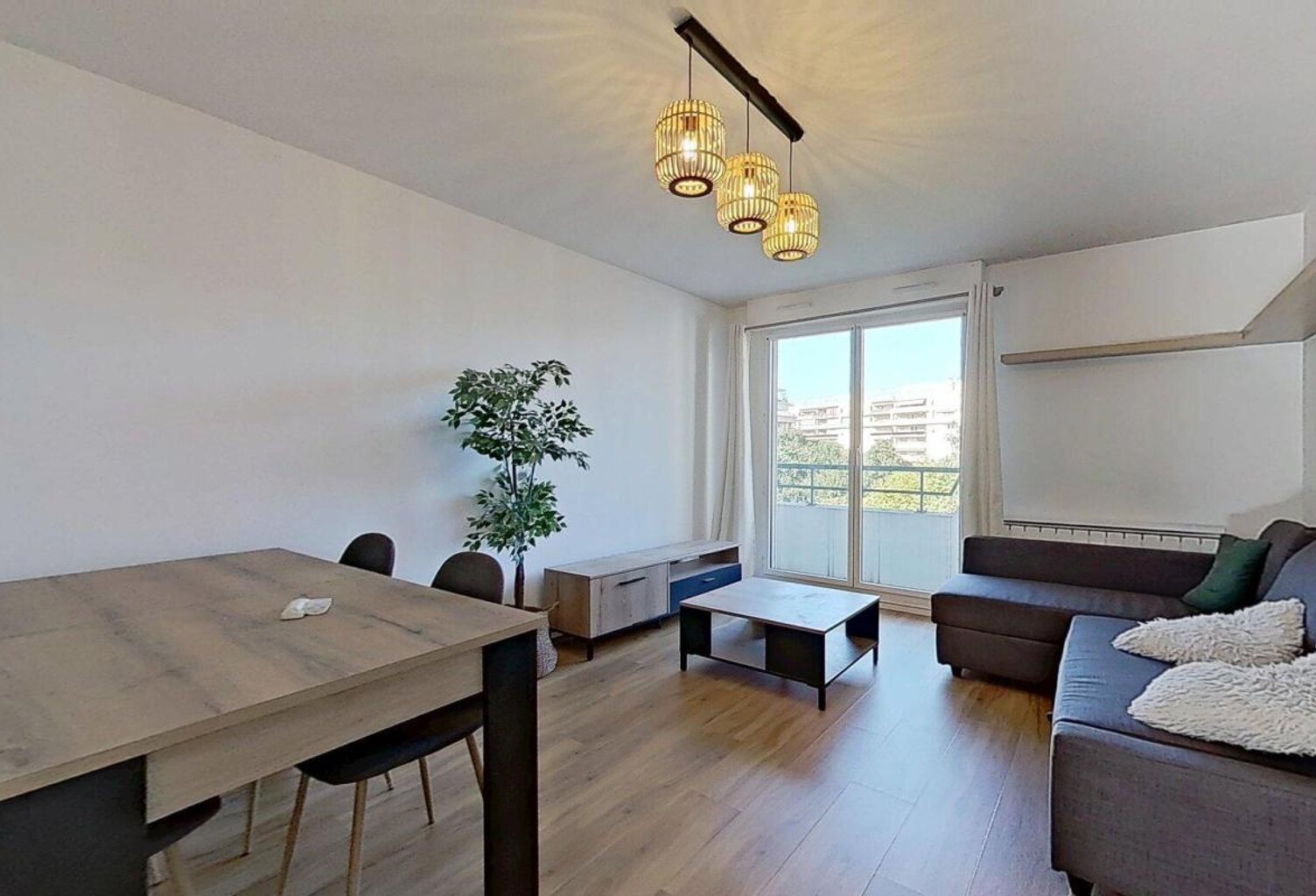 49 Rue Francis de Pressensé Villeurbanne 69100 - T3 Meublé - 1290 €CC — photo 1