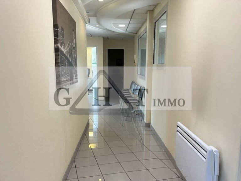 BOUTIQUE A L INVESTISSEMENT 242M² VIGNEUX SUR SEINE — photo 1