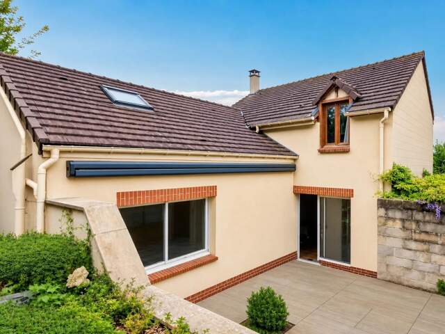 Maison 7 pièces de 138,34 m² avec terrasse, cheminée et terrain — photo du bien