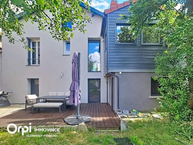 Maison entièrement rénovée en 2021 une cuisine ouverte sur un vaste séjour, trois chambres, une grande mezzanine de 38m2 et une salle de convivialité de 26,5 m2. Jardin, terrasse, garage et cave — photo du bien