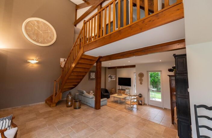Exclusivité ORPI : Superbe maison avec de belle prestation avec vue sur le Pilat – Secteur calme & prisé — photo 3
