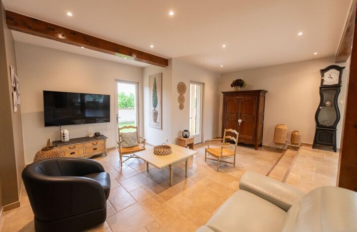 Exclusivité ORPI : Superbe maison avec de belle prestation avec vue sur le Pilat – Secteur calme & prisé — photo 5