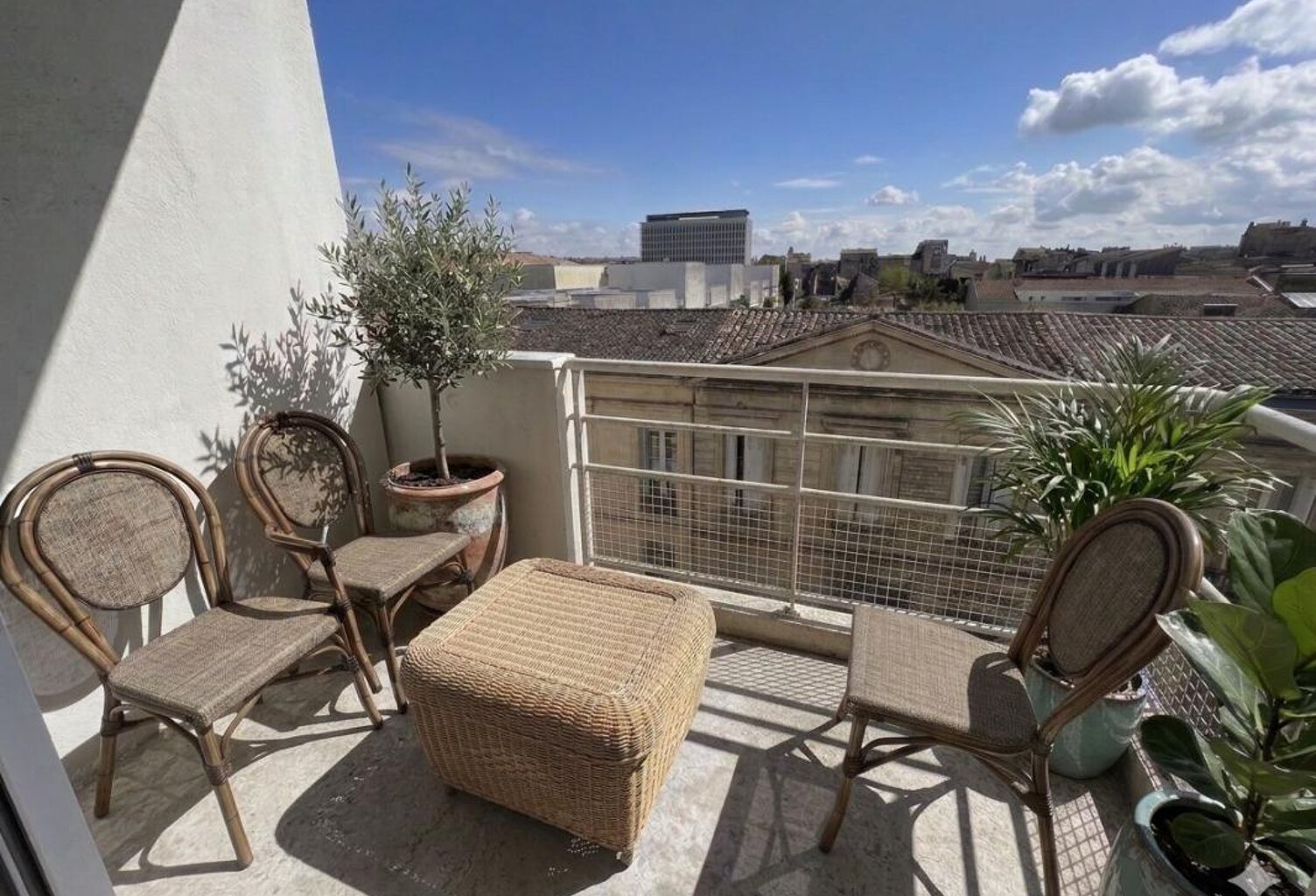 BORDEAUX – T3 avec balcon & possibilité parking – Quartier des Chartrons — photo 1