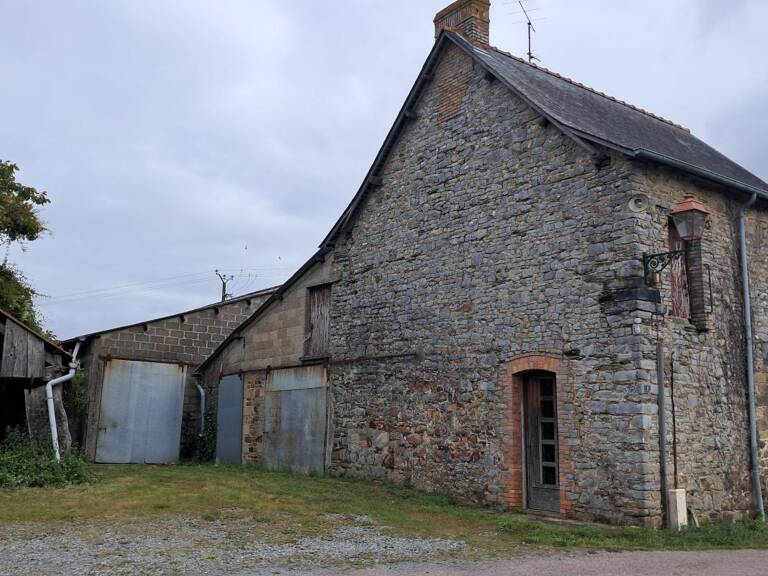 Maison à rénover et ses dépendances — photo 1