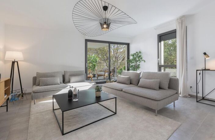 APPARTEMENT TYPE 3 NEUF - DERNIER ÉTAGE - EN VEFA AVEC TERRASSE EXPOSÉE OUEST ET DOUBLE PARKING PRIVATIF EN SOUS-SOL DANS RÉSIDENCE INTIMISTE À AGDE - TVA RÉDUITE À 5,5% SOUS CONDITIONS D'ÉLIGIBILITÉ - PRIX RÉDUIT À  246 600€ !! — photo 2