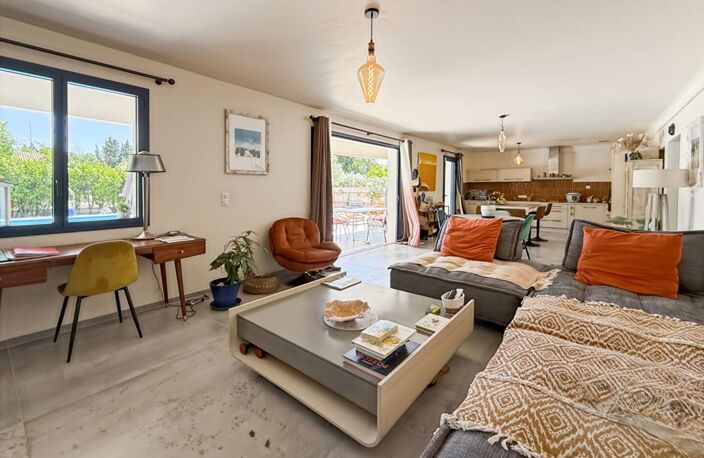 À Vendre maison avec piscine et studio de 25m2 à Mouriès — photo 4