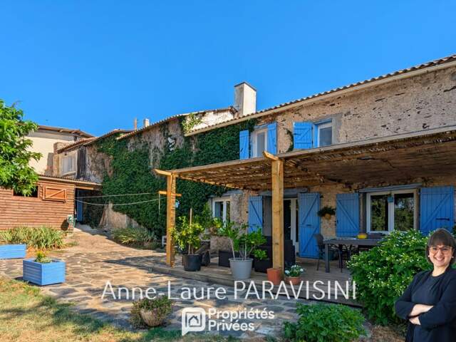 Maison, gîte indépendant et écuries sur 12 000 m² avec vue panoramique — photo du bien