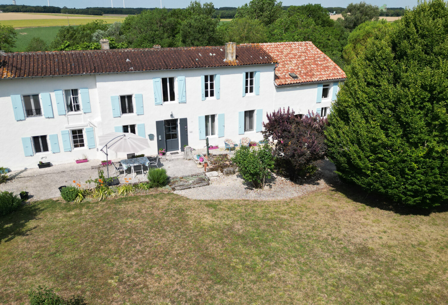 Jolie maison charentaise de caractère — photo 1