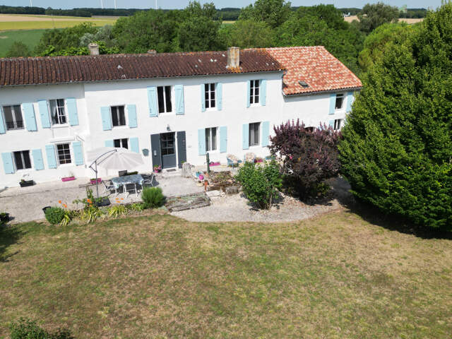 Jolie maison charentaise de caractère — photo du bien
