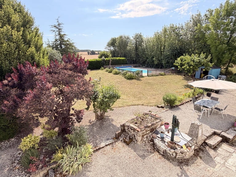 Jolie maison charentaise de caractère — photo 1