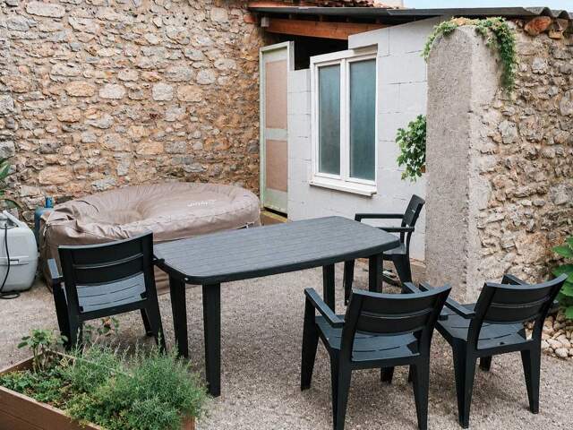 GRANDE MAISON DE VILLAGE AVEC GRAND GARAGE, STUDIO ET COUR — photo du bien