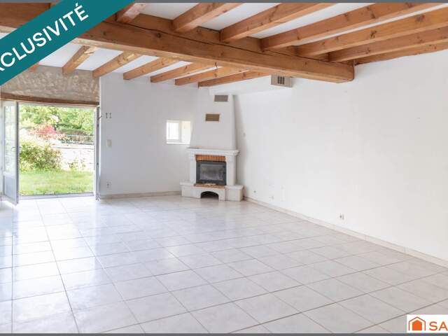 Maison de village en pierre avec cour et jardin — photo du bien