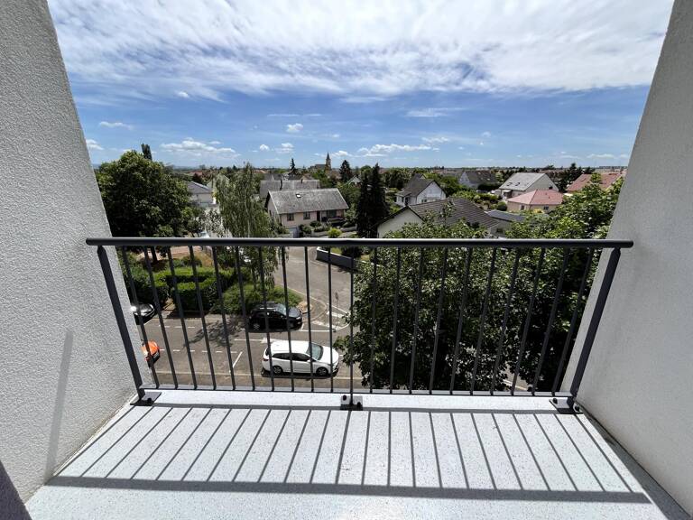 A Fessenheim, au 3? et dernier étage d'une résidence bien située, découvrez cet appartement lumineux de 68 m² avec deux balcons et cave. — photo 1