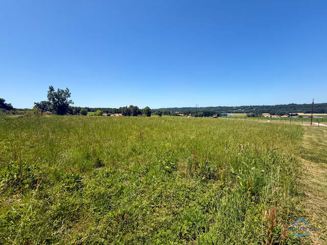 Dpt Gers (32), à vendre BERNEDE terrain constructible de 1335 m² viabilisé et borné, au calme — photo du bien