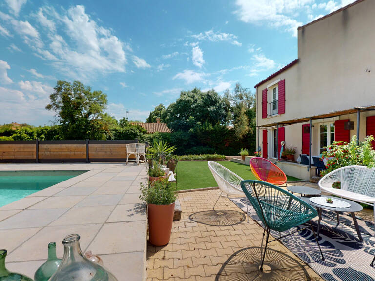 Piscine, esprit loft et prestations haut de gamme : une prop — photo 1