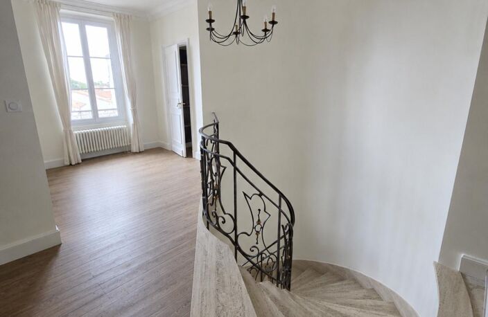 Vente maison 13 pièces 460 m² Les Lucs-sur-Boulogne (85170) — photo 2