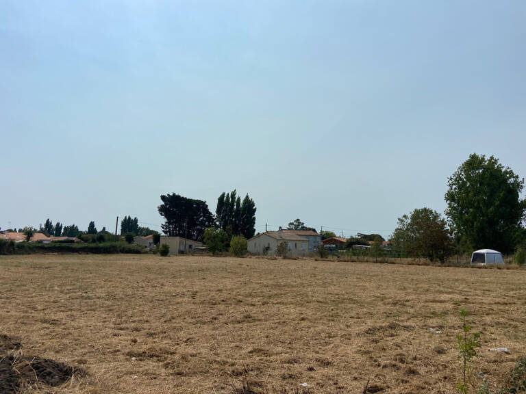 L'AIGUILLON SUR MER (85) PROCHE PLAGES ET COMMERCES AU CALME TERRAIN A BATIR 1652M² LIBRE CONSTRUCTEUR — photo 1