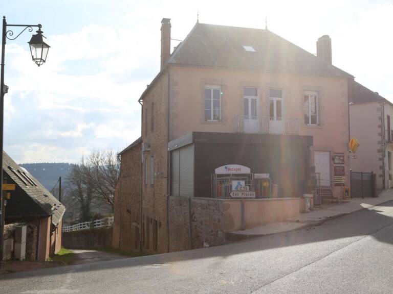 Commerce d'alimentation avec murs commerciaux et habitation en centre bourg — photo 1
