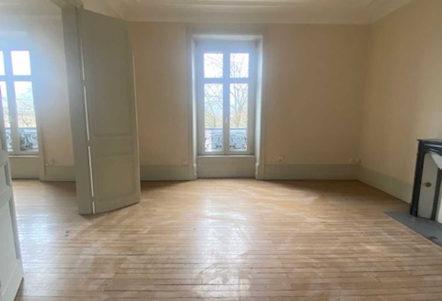 93 m² de lumière, de volume et d’opportunités au cœur de Limoges. Une adresse à découvrir sans attendre.   — photo 1