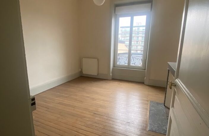 93 m² de lumière, de volume et d’opportunités au cœur de Limoges. Une adresse à découvrir sans attendre.   — photo 3