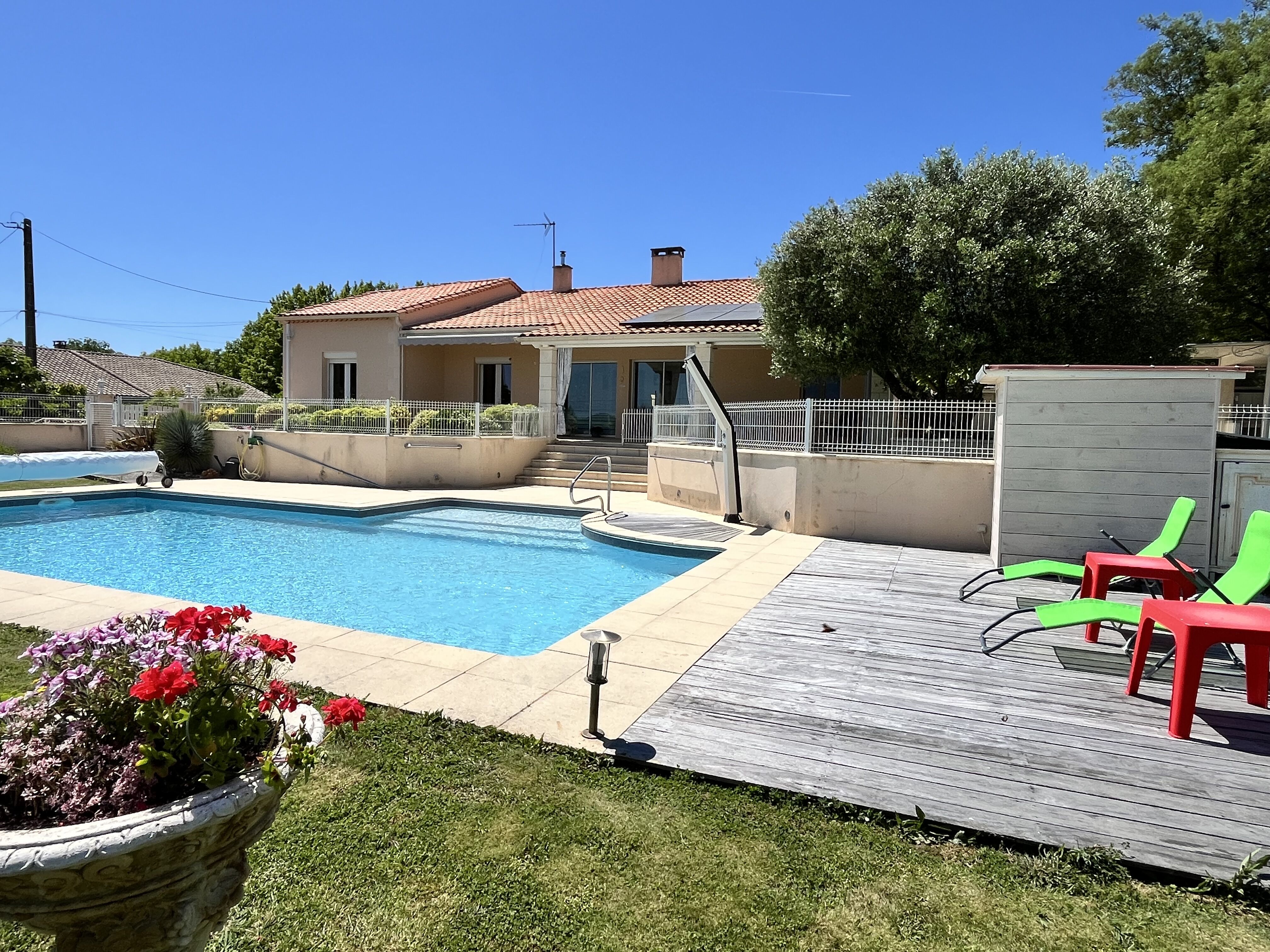 Belle propriété en campagne composée de  2 maisons, piscine avec 3 hectares arborés