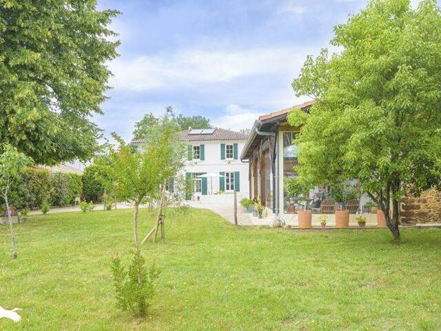 Maison en pierre de 6 pièces principales — photo du bien