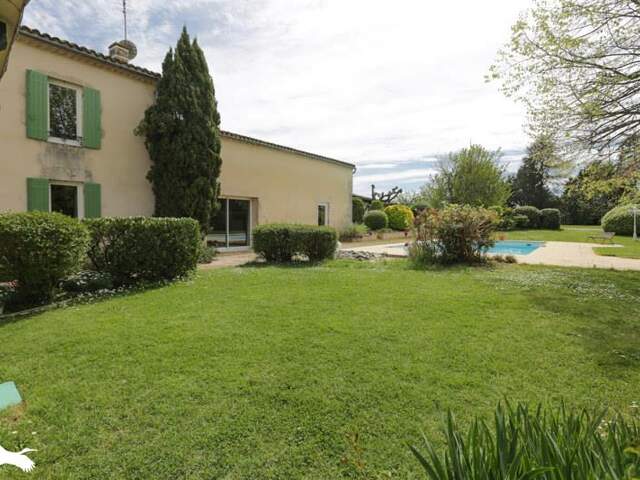 Maison en pierre de 6 pièces principales — photo du bien