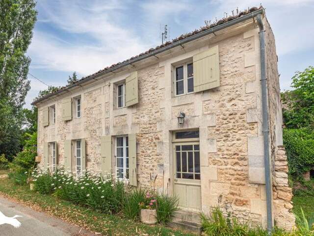 Maison en pierre de 4 pièces principales — photo du bien