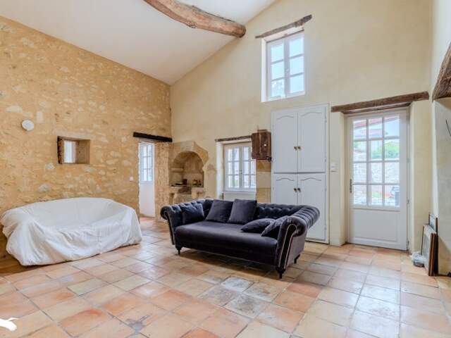 Maison en pierre de 8 pièces principales — photo du bien