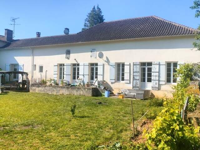 Maison en pierre de 5 pièces principales — photo du bien