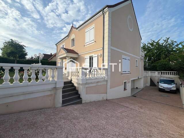 Maison 8 pièces  -  260 m2 — photo du bien