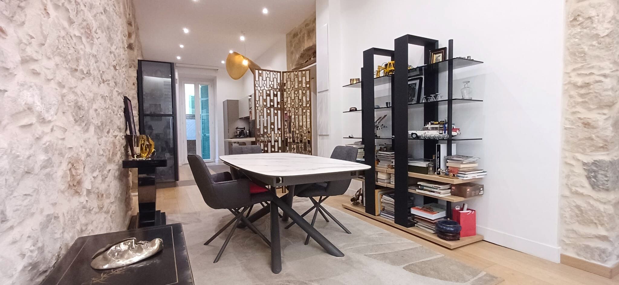 Nice Port - rue Bavastro - Appartement 6p entièrement rénové - 131 m² (98 m² Loi Carrez) avec terrasse sur cour de 20 m²