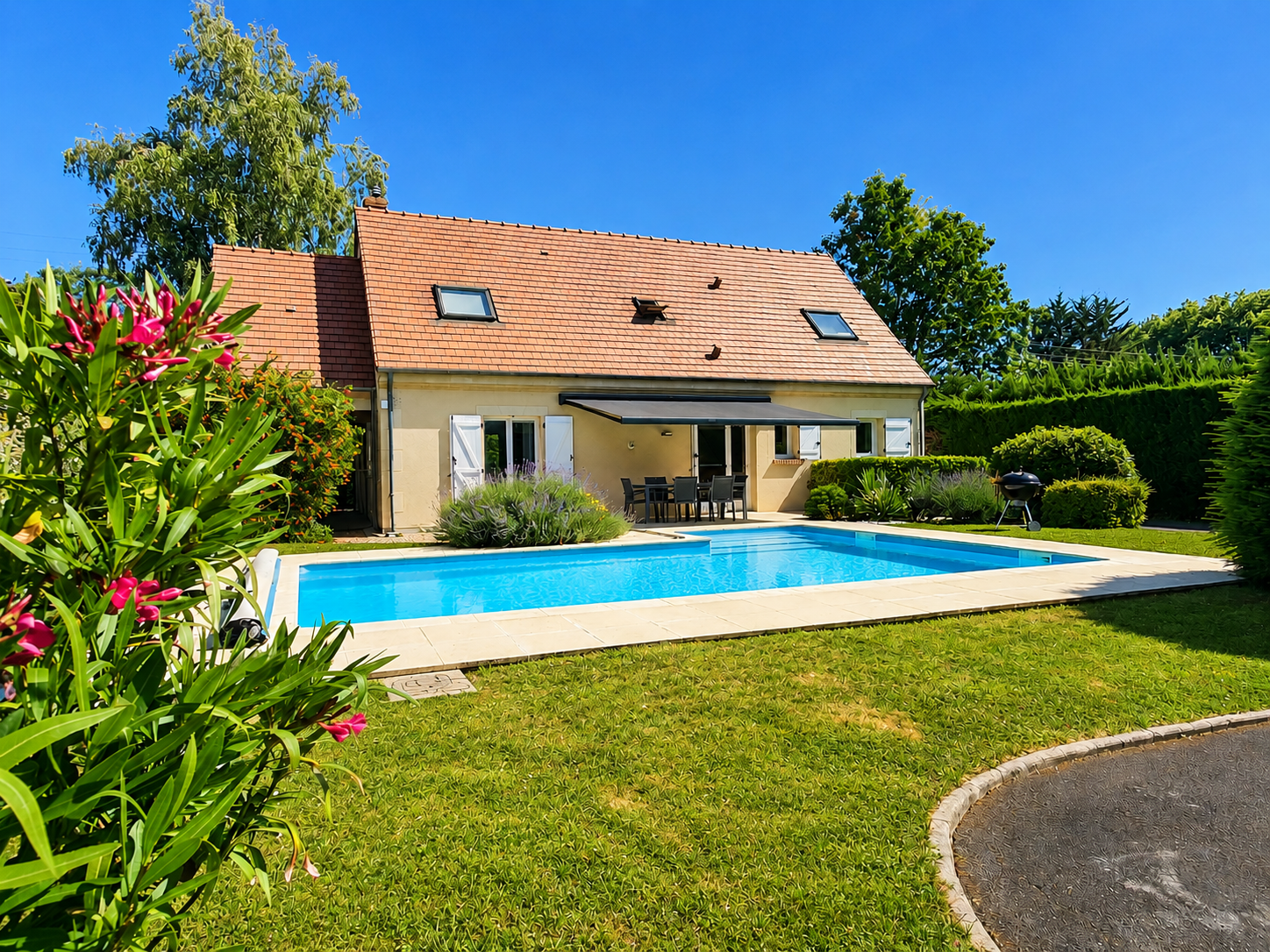 Jolie maison traditionnelle avec piscine et bâtiment à usage de garages et vaste atelier.