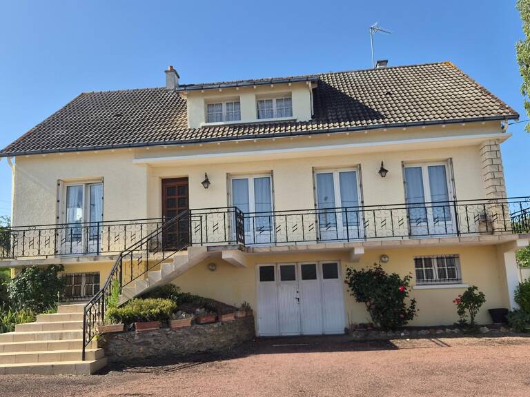 Un bel éventail de prestations pour ce pavillon aux beaux volumes, que des + !!! 4 chambres + une belle superficie de terrain + 67m2 de garage et 100m2 de sous sol + un emplacement idéalement situé aux portes de tout Châtellerault... — photo 1