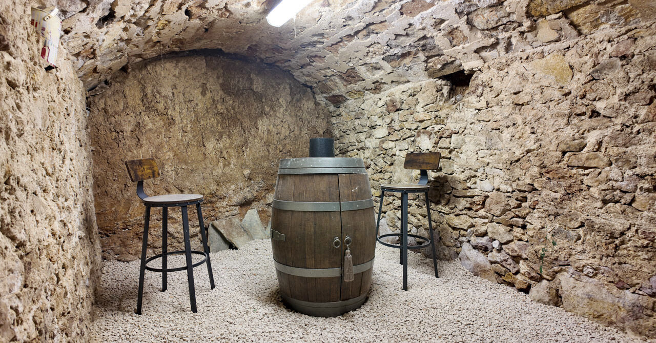 Maison de village T3 60 m² (73 m² au sol), exposée Sud-Ouest. Cave voûtée