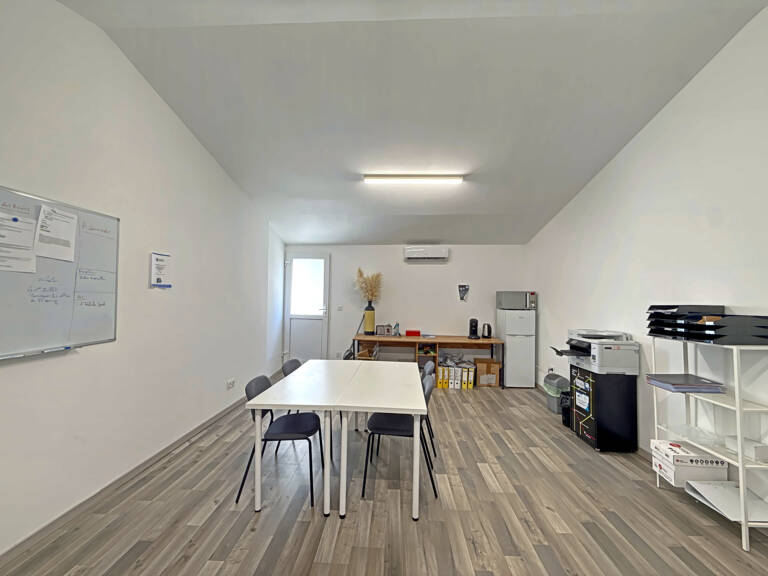 LOCATION BUREAU AVEC ESPACE DE STOCKAGE ET PATIO — photo 1