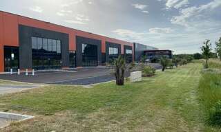 Commerce  1111 m² à louer à Saint-Quentin-Fallavier (38070)