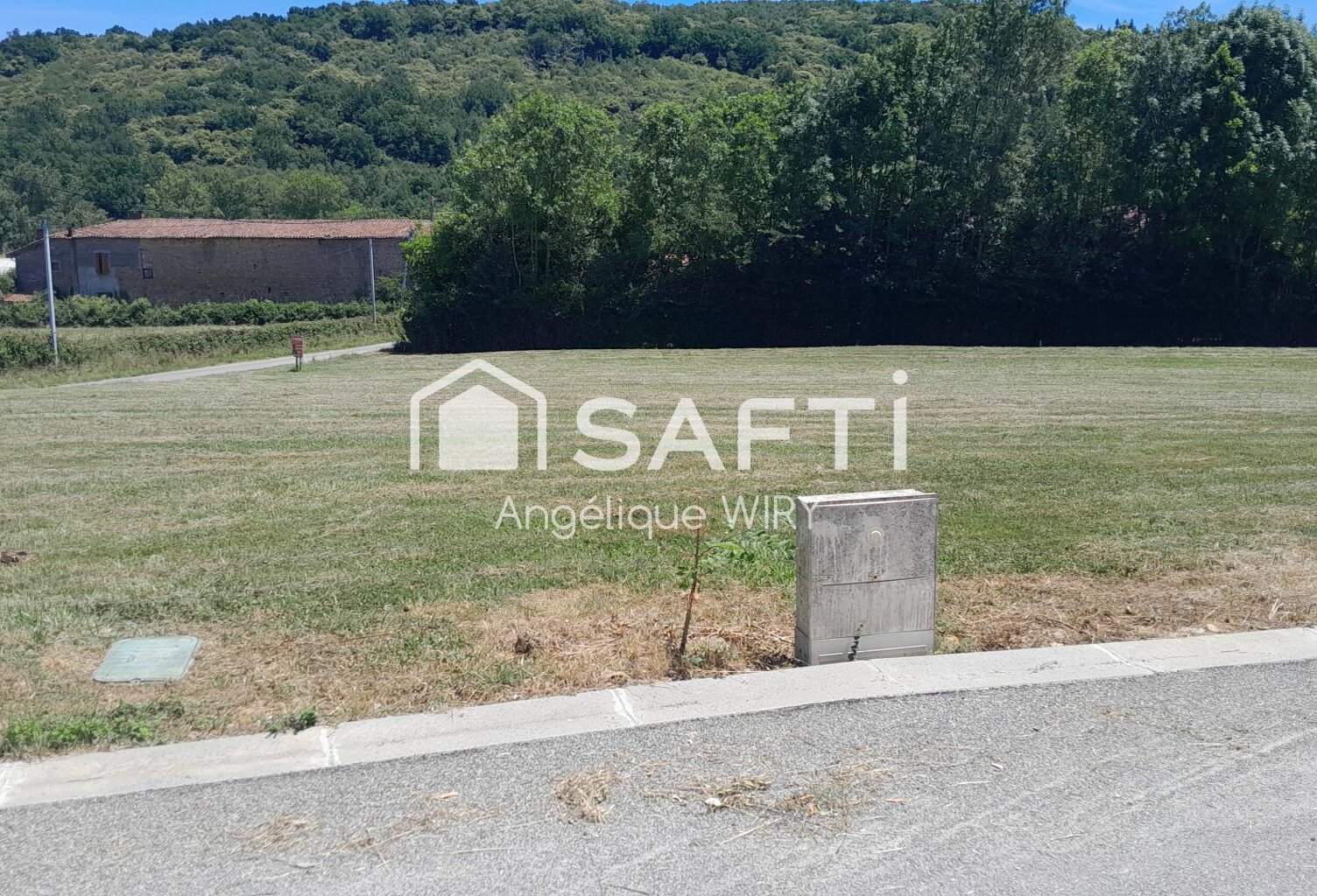 Terrain Constructible Viabilisé de 1560 m² — photo 1