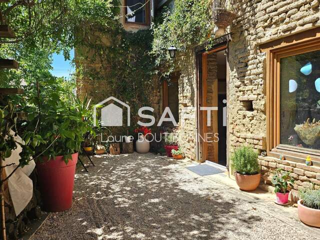 Maison de village avec extérieur — photo du bien
