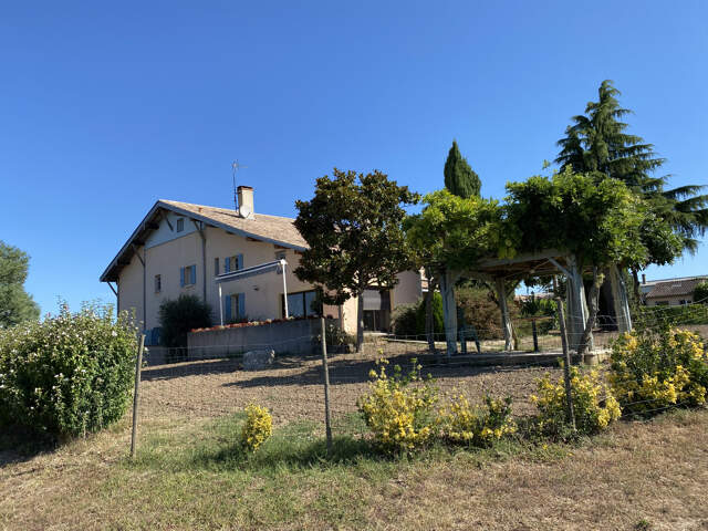 Propriété sur 2.2 hectares avec dépendances et étang. — photo du bien