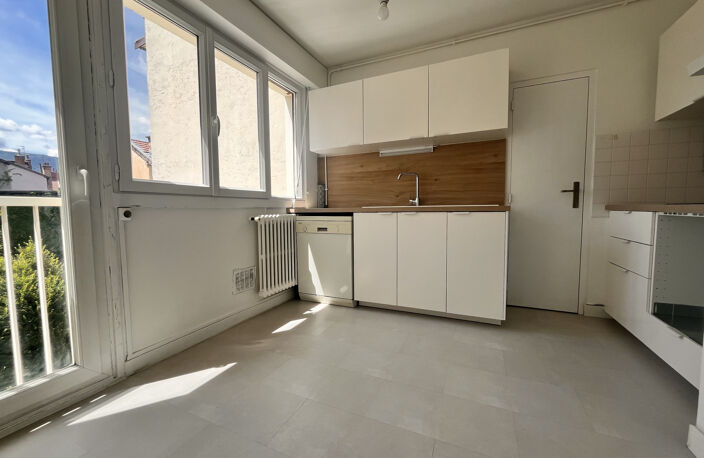 GRENOBLE - Spacieux appartement de 80 m2 en étage avec superbes vues — photo 4