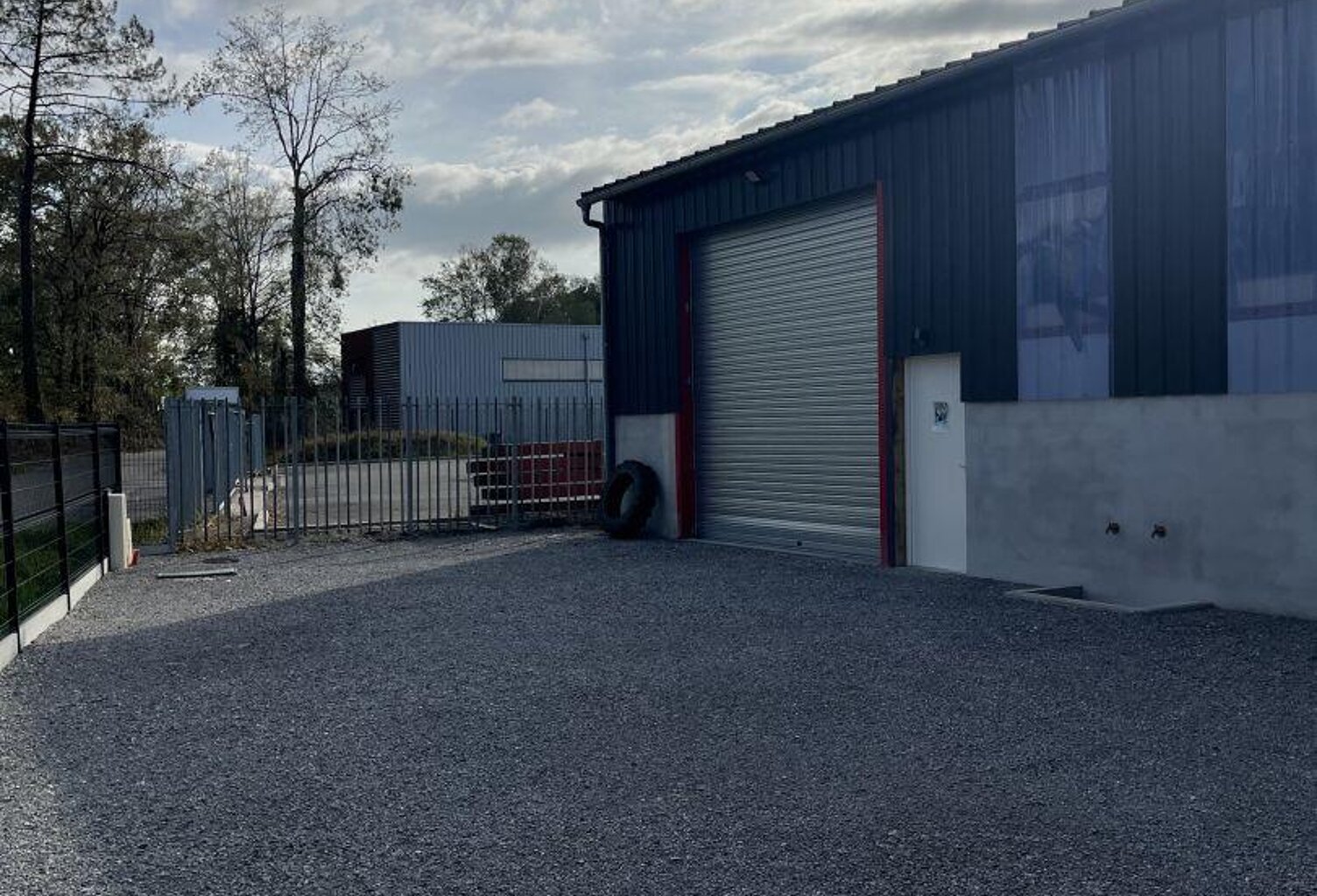 Location Hangar 80 m&sup2; — photo 1