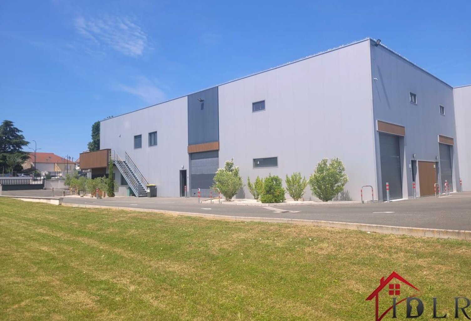 COUBERT - BATIMENT COMMERCIAL + APPARTEMENT — photo 1