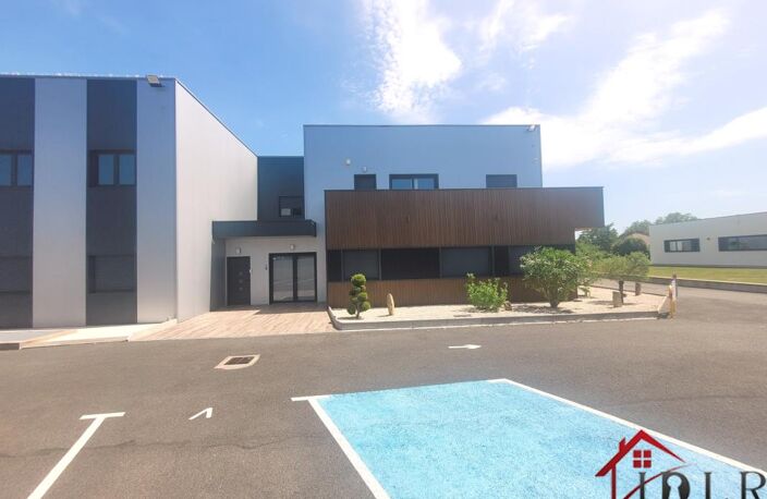 COUBERT - BATIMENT COMMERCIAL + APPARTEMENT — photo 3