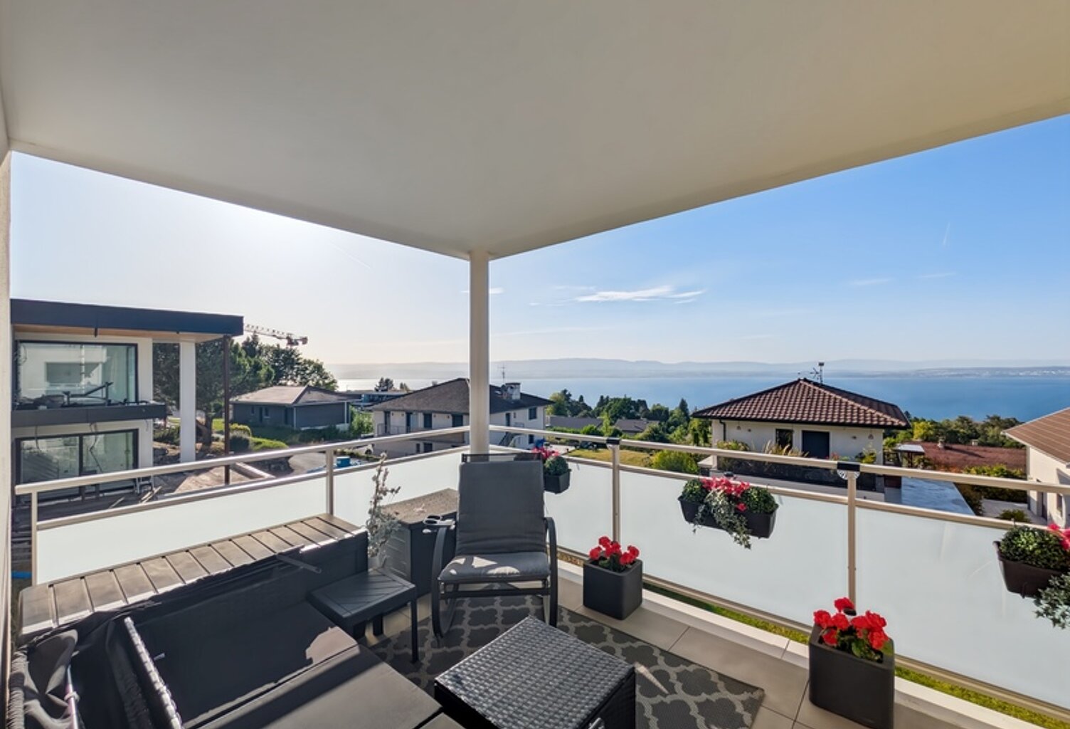 À vendre appartement 4 pièces EVIAN LES BAINS (74) - Magnifique T4 récent avec vue panoramique sur le lac Léman — photo 1