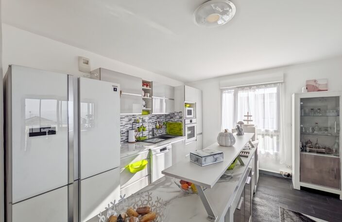 À vendre appartement 4 pièces EVIAN LES BAINS (74) - Magnifique T4 récent avec vue panoramique sur le lac Léman — photo 3