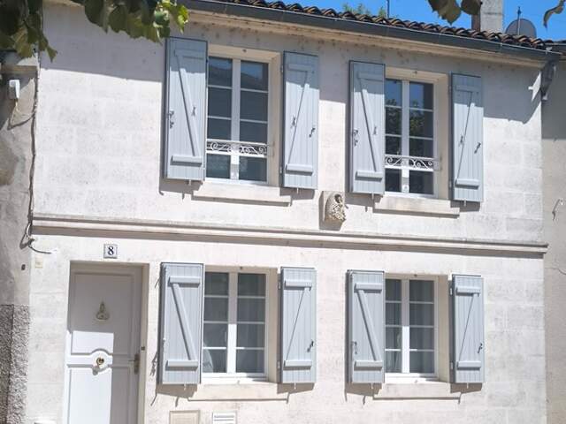 Maison de ville rénovée au cœur de Jarnac — photo du bien